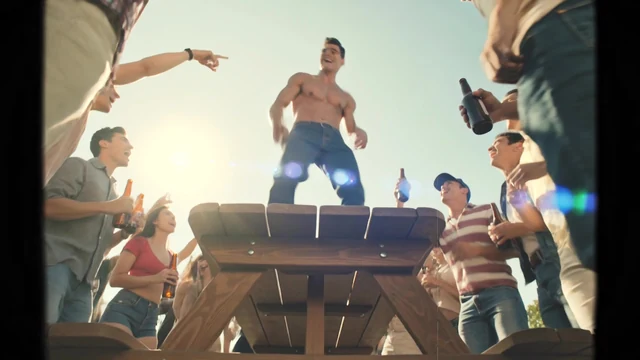 Convidados em volta da mesa de beer pong