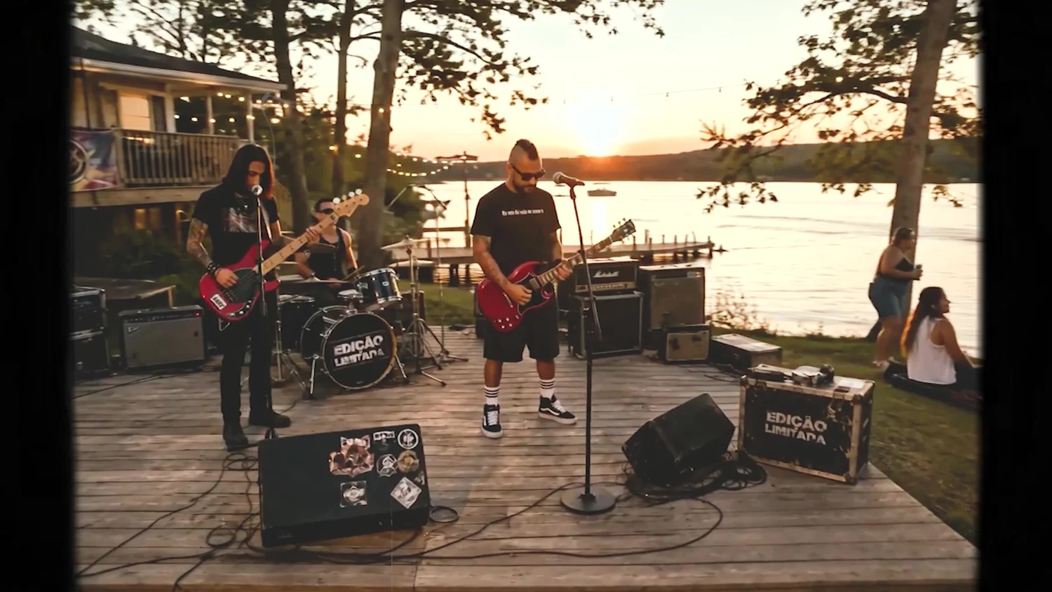 Cartela de abertura do videoclipe Edição Limitada