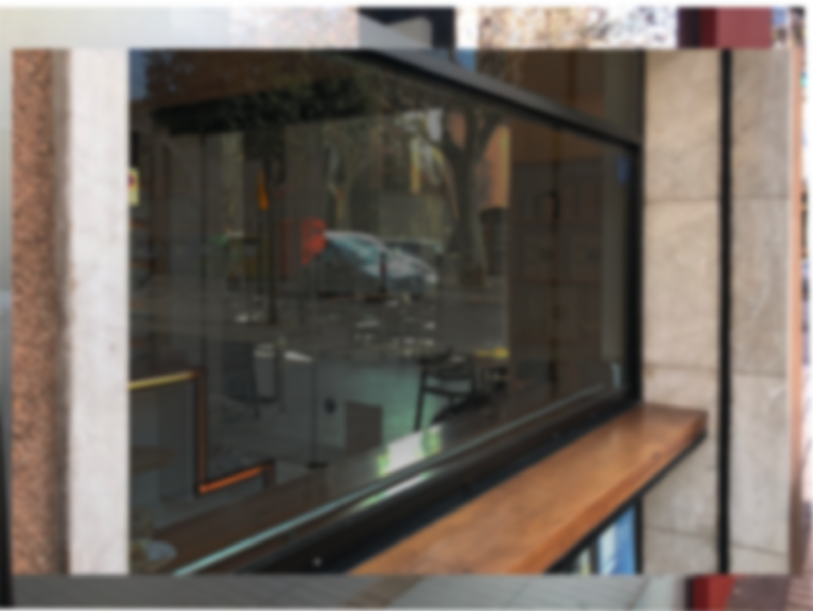 Vitrine da loja BRIA Confeitaria com adesivo do logo