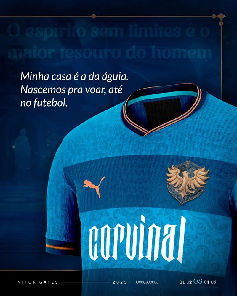 Detalhe do peito da camisa da Corvinal com brasão da águia em bronze