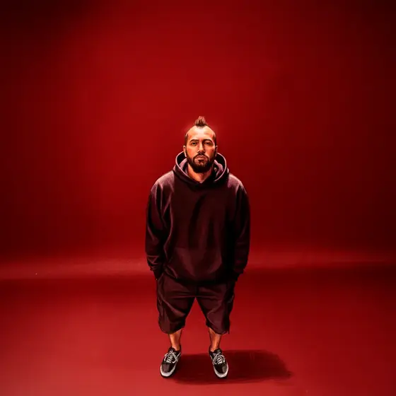 Vitor Gates de pé sob luz vermelha