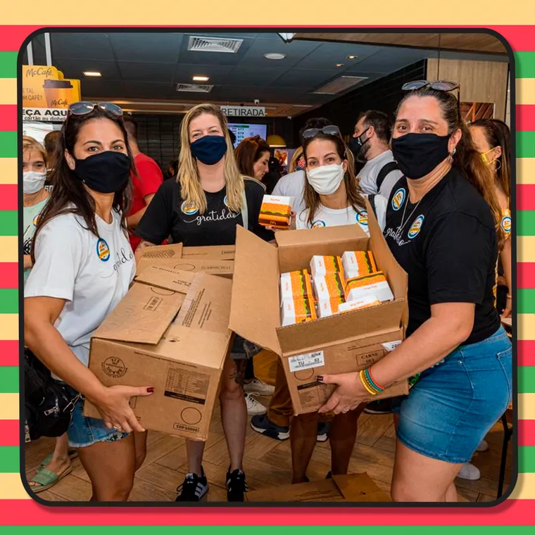 Voluntárias com as caixas de Big Mac