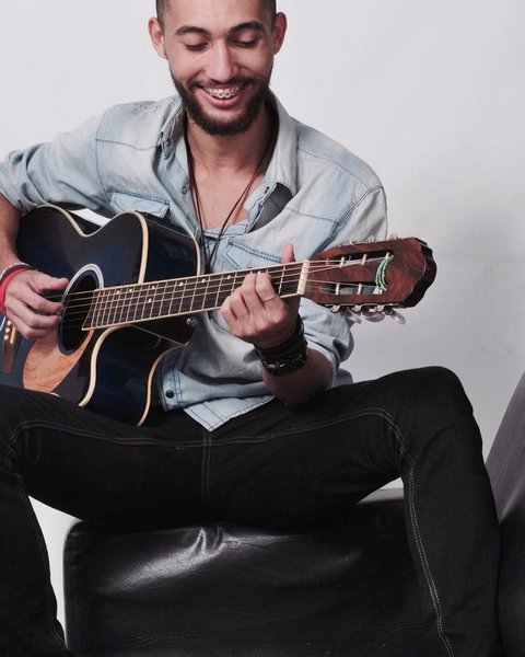 Vitor Gates em 2017, tocando violão em ambiente intimista