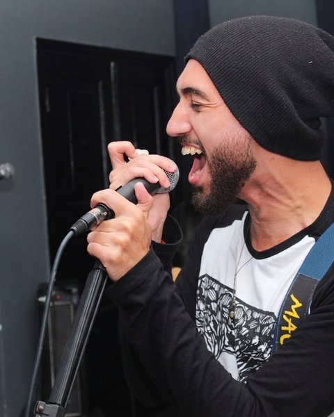Vitor Gates em 2018, cantando ao microfone em apresentação ao vivo