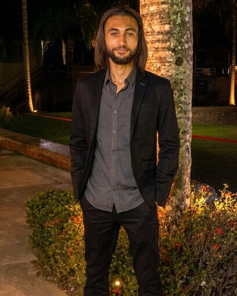 Vitor Gates em 2020, retrato em traje formal