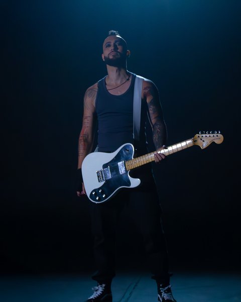 Vitor Gates em 2024, em apresentação ao vivo com guitarra elétrica