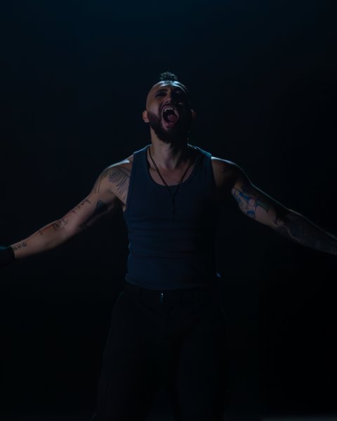 Vitor Gates em 2026, performance intensa em palco